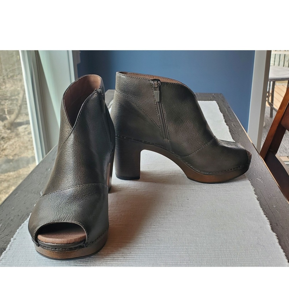 Dansko Delphina Leather Peep Toe Cutout Ankle Booties Bronze Pewter Size 39 - Picture 3 of 7